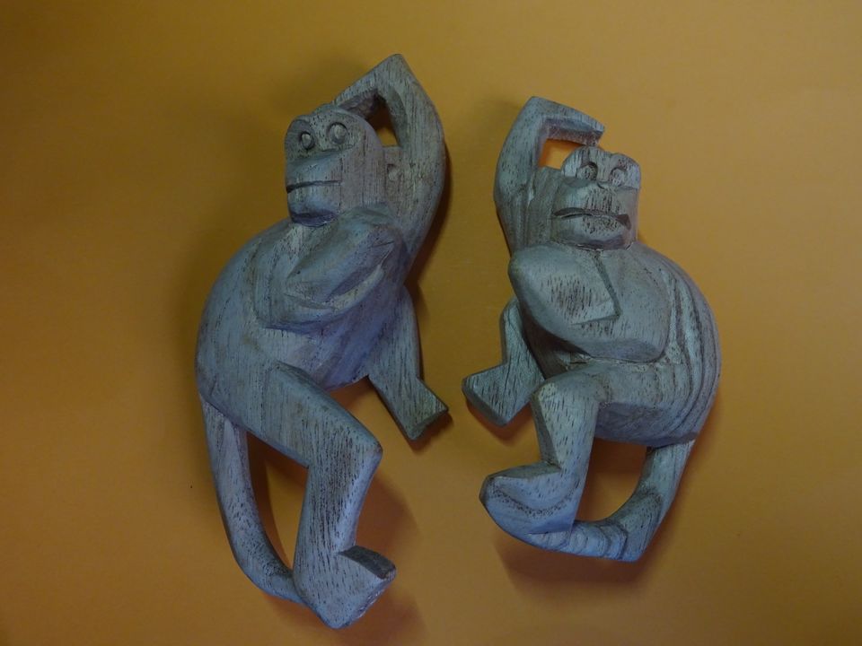 2 handgeschnitzte Affen zum Aufhängen aus Holz in Stuttgart