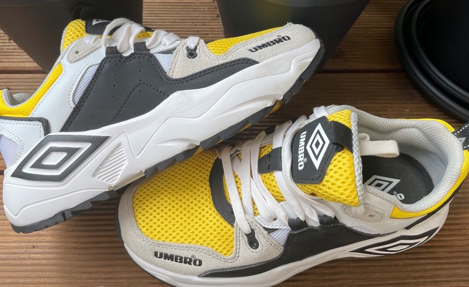 Umbro Turnschuhe/Sneaker, Gr.  40, wie neu in Essen