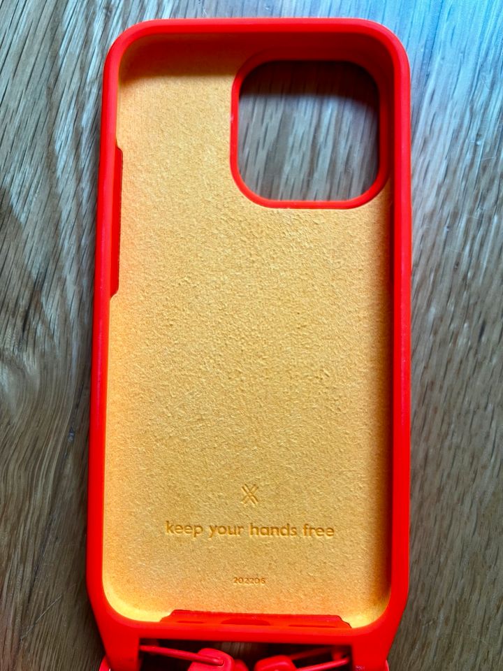 Xouxou IPhone Case 13 Pro Neon Orange mit Gurt in Göttingen