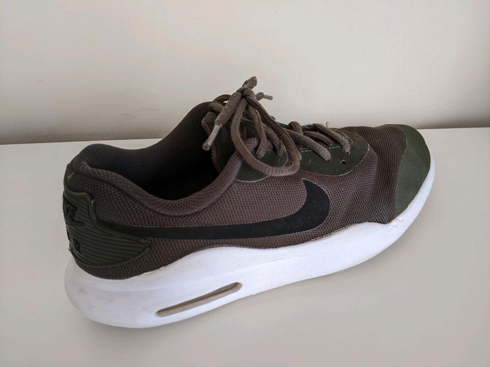 Nike Air Sneaker oliv Gr.40 in Ulm