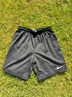 nike Sporthose kurze Hose  Gr. 152/158/164 Rheinland-Pfalz - Uersfeld Vorschau