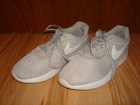 NIKE Tanjun Laufschuhe grau Gr. 41 Turnschuhe Baden-Württemberg - Neuenbürg Vorschau