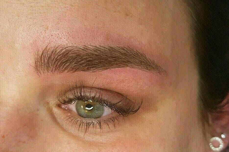 Microblading der Augenbrauen mit der Härchenzeichnung v.Phibrows in Regensburg