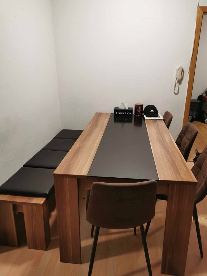 Tisch mit Stühlen in Weidhausen