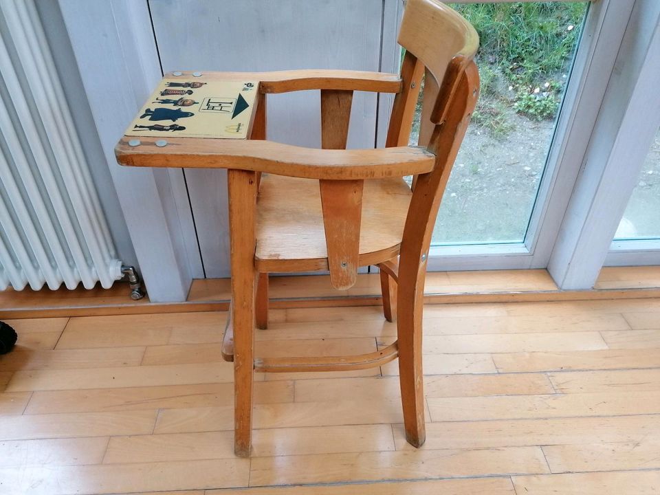 Hochstuhl inkl. Tisch aus Holz in Aichach