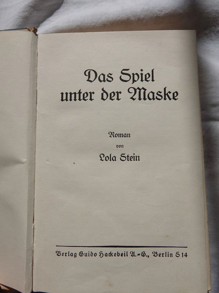 Das Spiel unter der Maske. Roman. Hackebeil-Bücher. in Mittenwalde