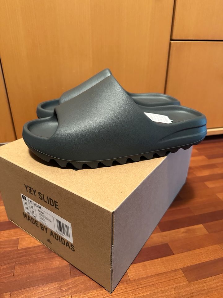 Yeezy slide slate grey in Wiesloch