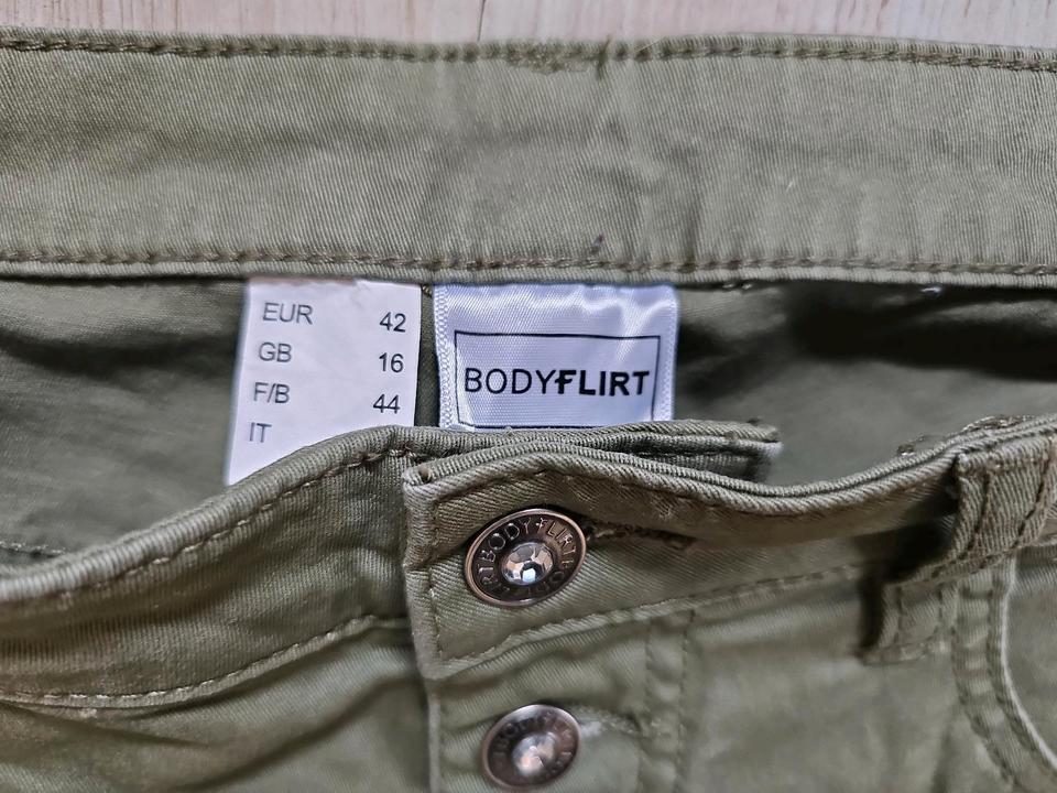 Damen Bodyflirt Bermuda kurze Hose 42 grün wie neu Sommer in Wegscheid