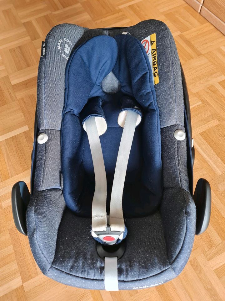 Maxi Cosi Pebble Plus mit Sonnenschutz und Neugeboreneneinsatz in Geisingen