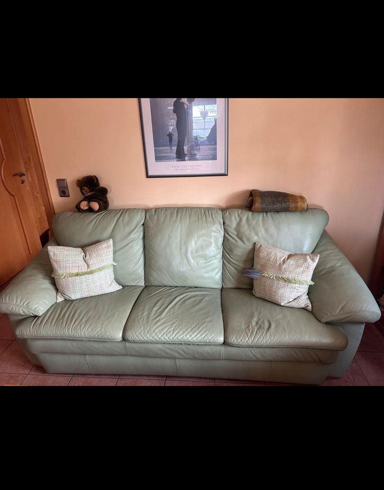 Couch ( große bequeme Schlaffunktion) mit Couchtisch in Auw bei Prüm