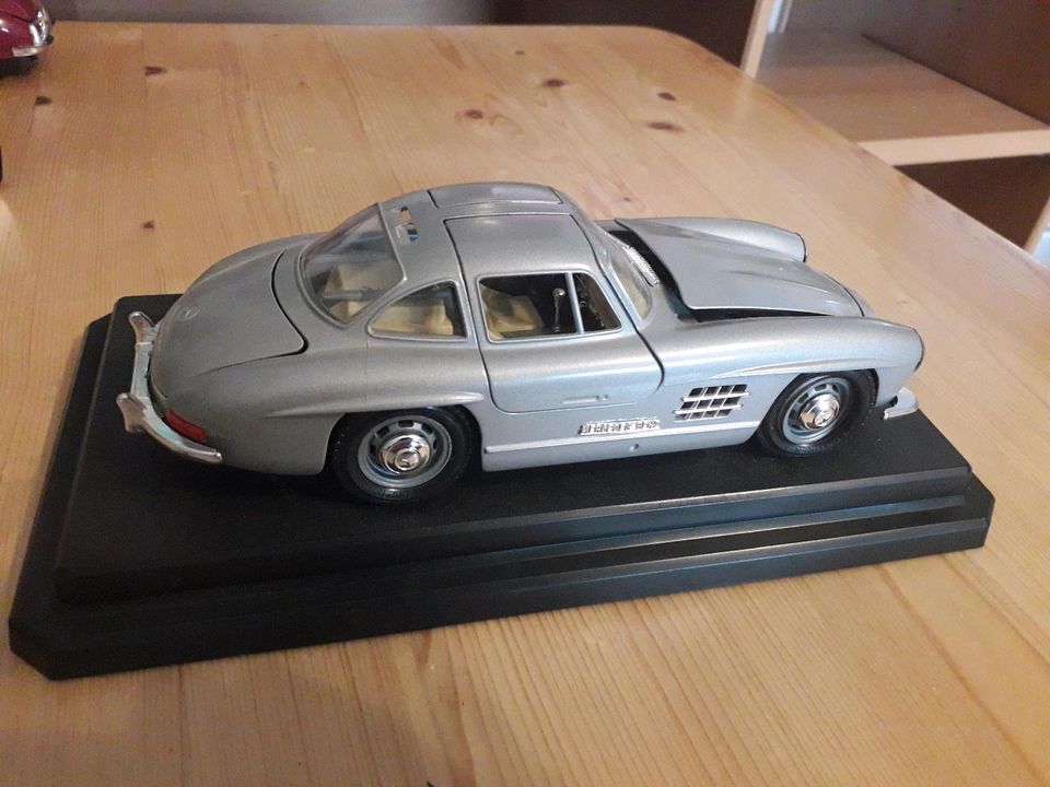 Modellauto Mercedes Benz 300 SL von bburago in Windhagen