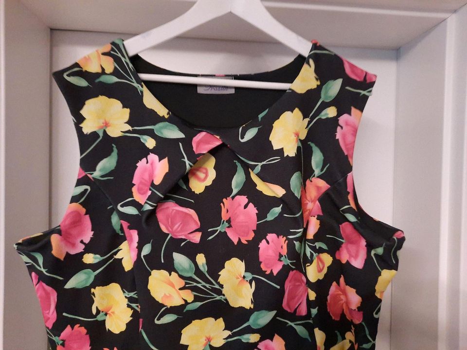 Kleid mit Blumen von Praslin Gr.52 in Olpe