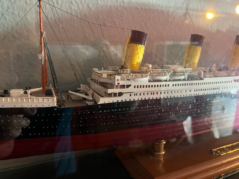 Titanic Model in Vitrine in Giengen an der Brenz