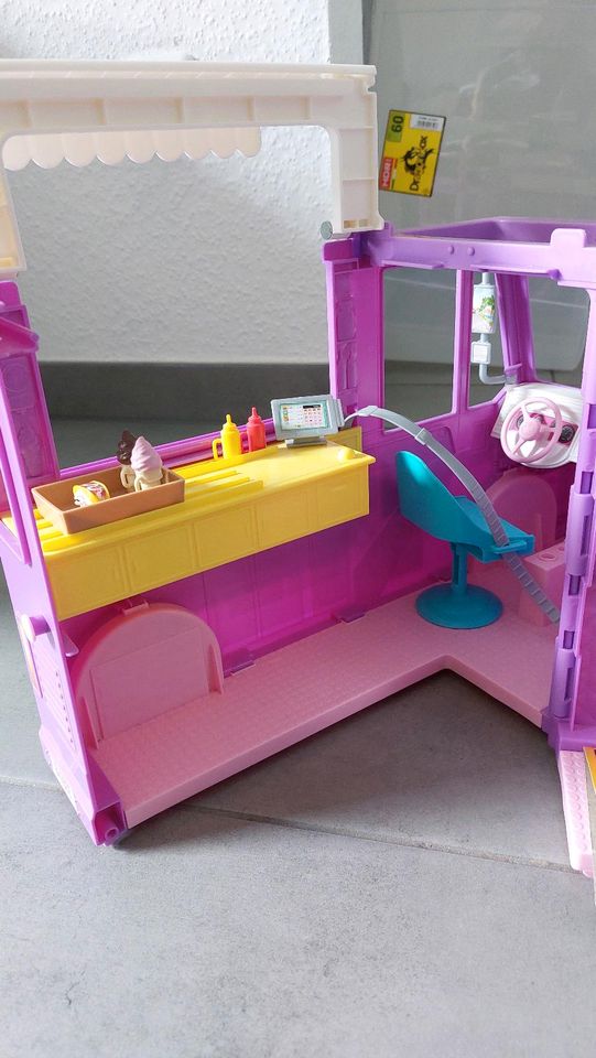 Barbie Traumhaus plus viel Zubehör in Essen