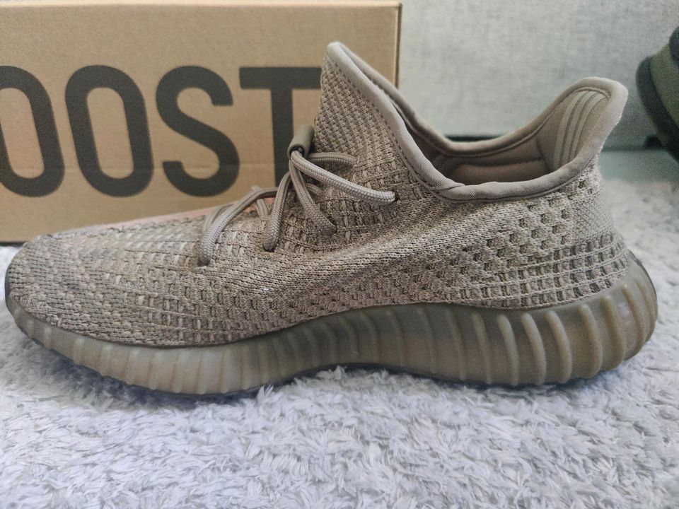 Yeezy Boost 350 V2 taupe sand Gr. 42 1/3 | US 9 in Löhne