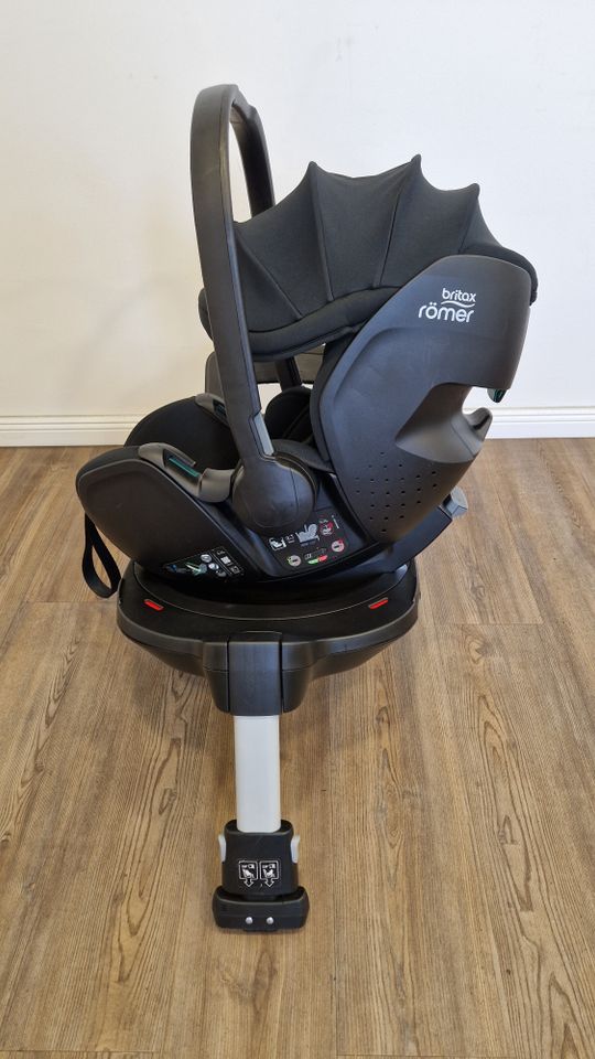 Britax Römer Dualfix 3 i-Size + Flex Base 5Z + Babyschale 5Z 2 in Essen