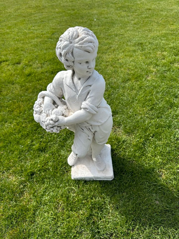 Gartenfigur Junge mit dem Obstkorb in Augsburg