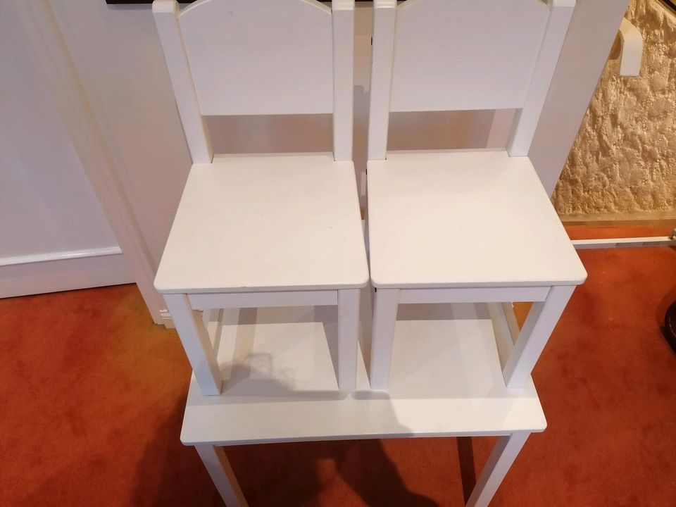 Ikea Kinder Tisch u 2 Stühle weiss gut erhalten 2 J alt in Hamburg