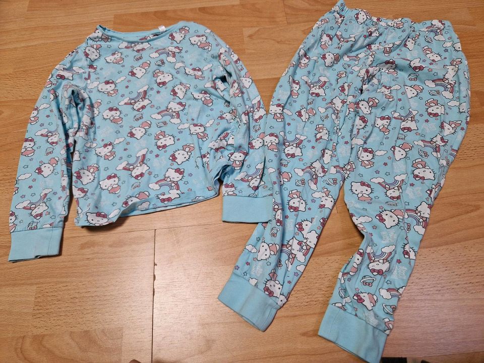 Hello Kitty Schlafanzug größe 128 in Niedermoschel