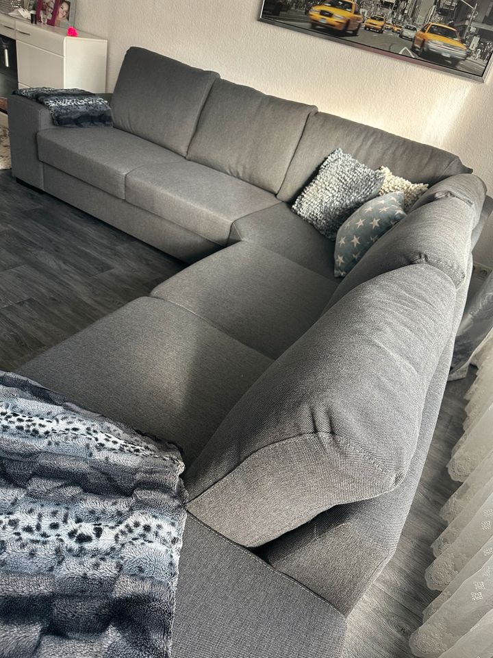 Sofa mit Kissen in Kettig