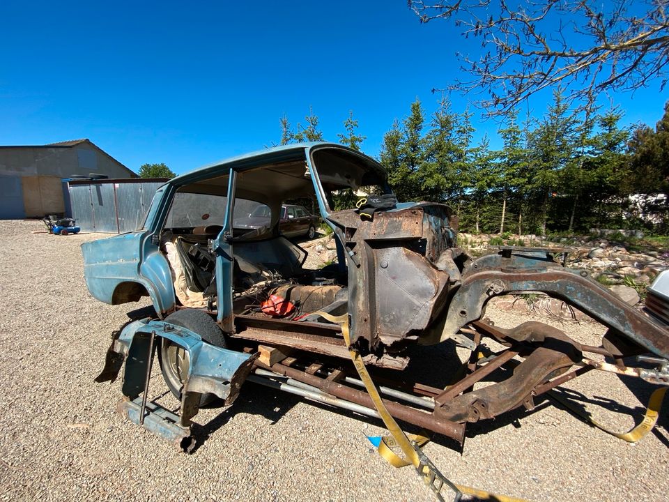 Mercedes W110 Heckflosse Karosserie mit Papiere in Aindling