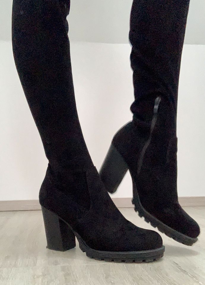 Wunderschöne Overknee Stiefel schwarz Boots 38/39 in Neuss