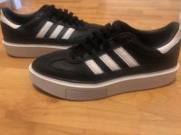 Adidas Sleek Plateau Sneaker Schuhe schwarz-weiß 41 1/3 Frankfurt am Main - Oberrad Vorschau