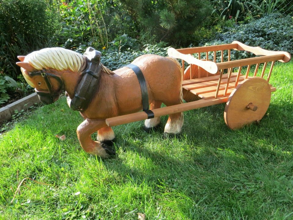Pferd mit Wagen inkl. Versand 1,27m aus Polyresin / Kiefernholz in Wimmelburg