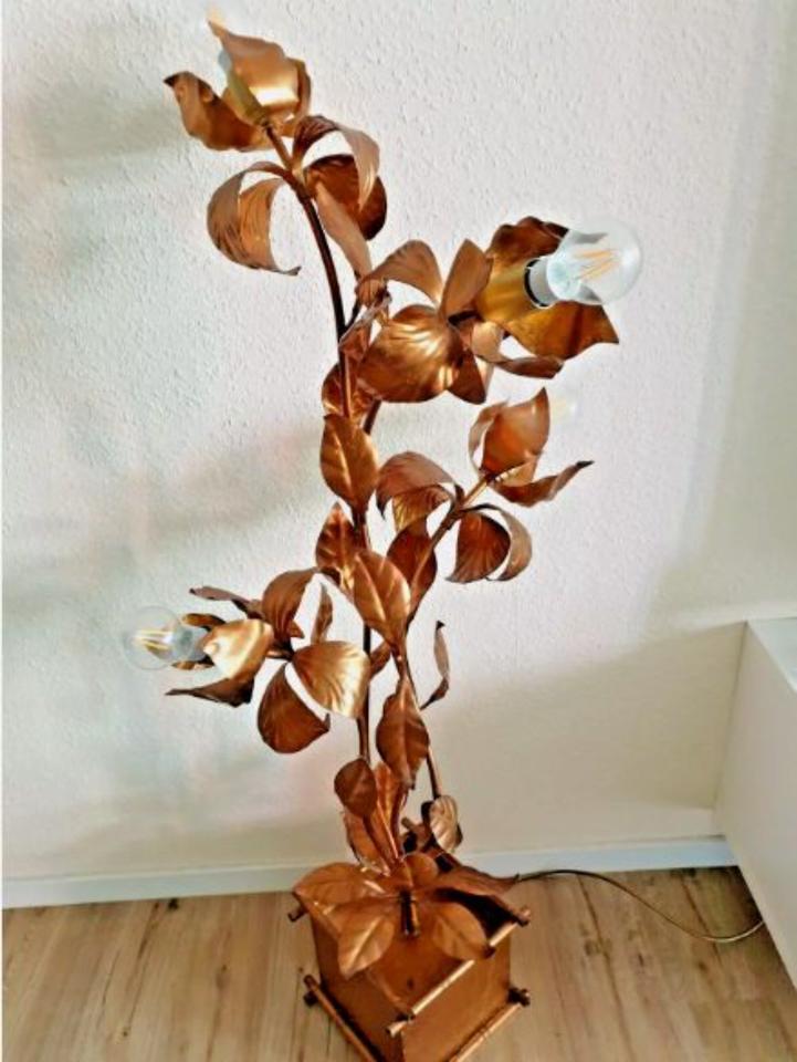 Florale Stehlampe Blumendesign, Metall, goldfarben (vergoldet?) in Iserlohn