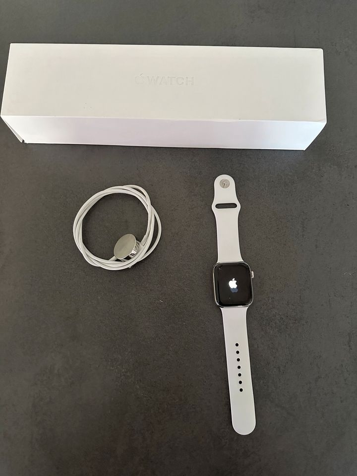 Apple Watch 4 Cellular Edelstahl 44 mm in Ratingen
