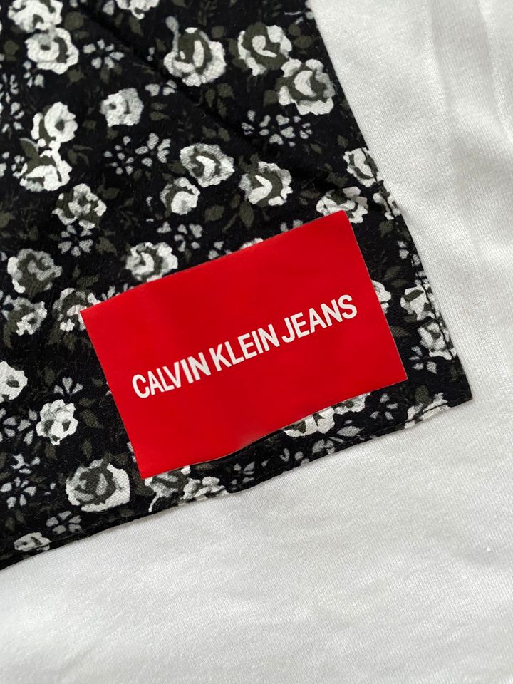 Calvin Klein T-Shirt NEU, T-Shirt mit geblümtem Aufdruck in Georgsmarienhütte