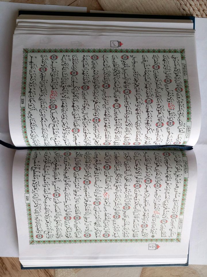 Koran mit Schutzhülle NEU in Siegen