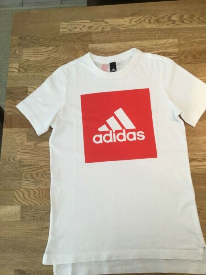 T-Shirt von Adidas in Boppard