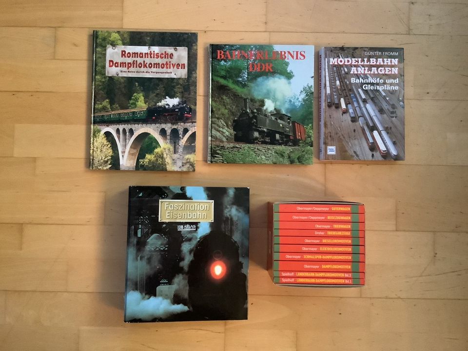 Konvolut Bücher Ordner über Eisenbahn Lokomotiven Modell Bahn in Eckersdorf