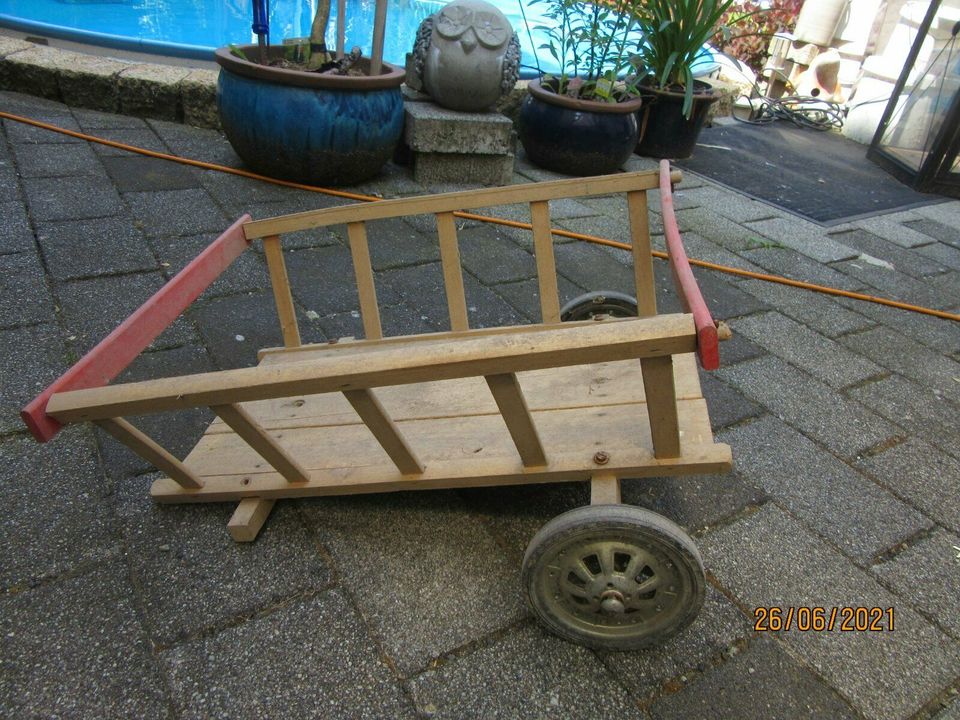 Alter Leiterwagen , Servierwagen, Stühle und Holzkoffer  Shabby in Bürstadt