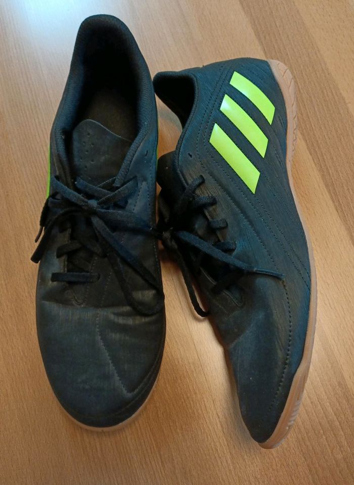 Adidas Hallenschuhe Größe 45 1/3 in Werlte 