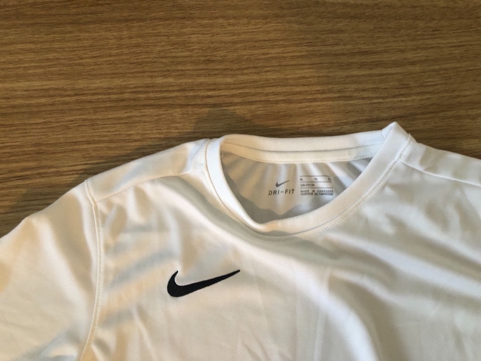 Nike Dri-Fit Gr.XL Kindergrösse Top Zustand in Friedberg (Hessen)