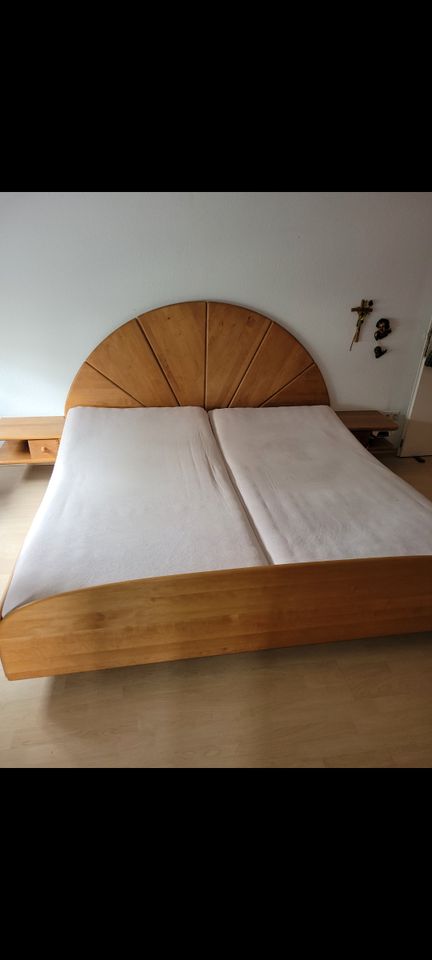 Schlafzimmer Massivholzmöbel komplett in Salzkotten
