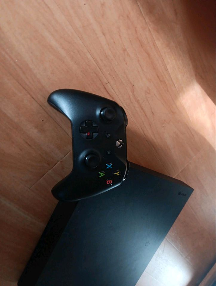 Xbox One X orginal Controller der letzten Generation in Bad Kleinen