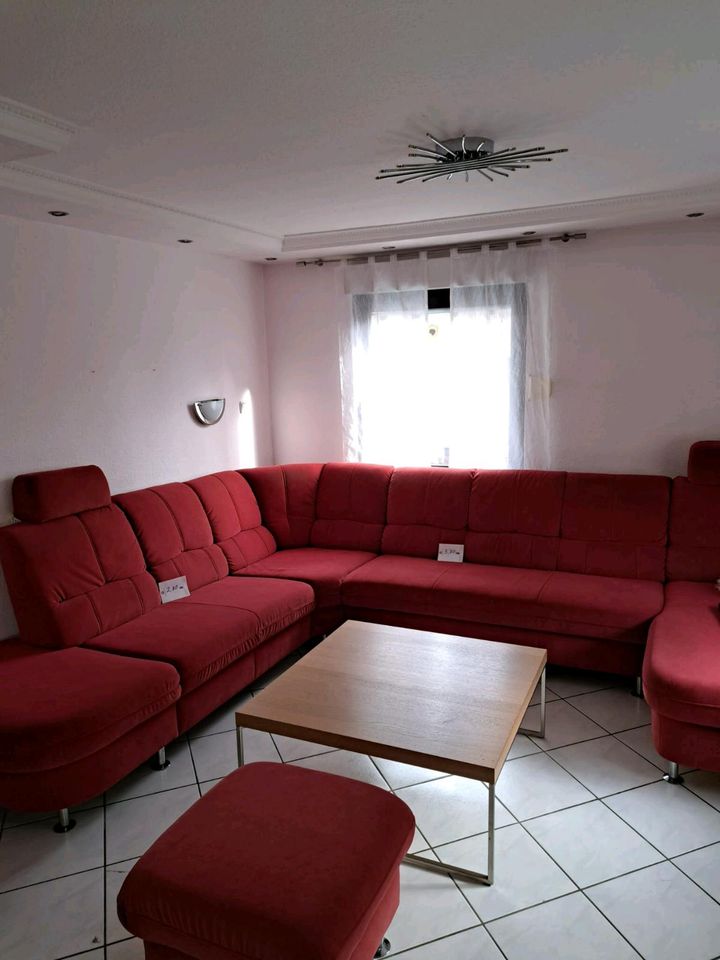Ecksofa / U-Couch mit Hocker in Bingen