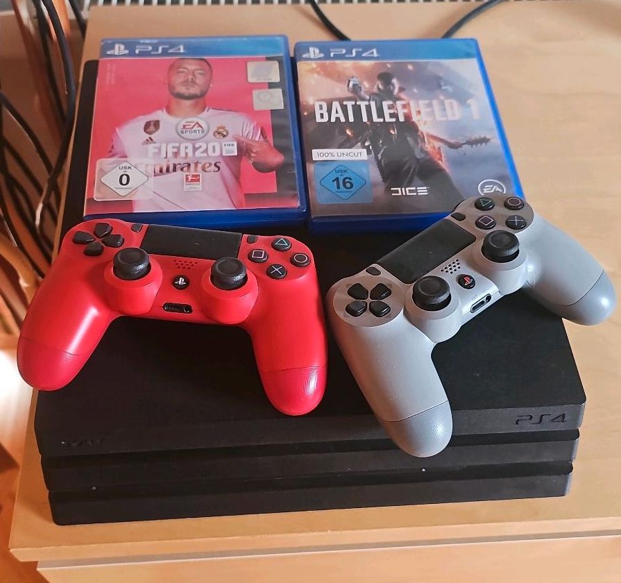 PlayStation 4 Pro mit 2 Controllern (rot, grau) 2 Spiele in Bernsbach 