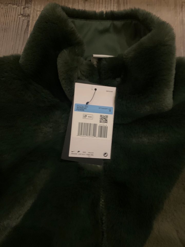 Nike NSW JacketFaux Fur Carbon Green / Medium Olive in Darmstadt