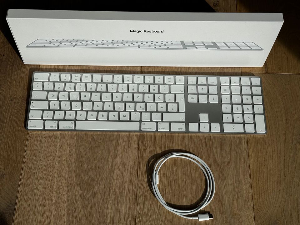 Apple Magic Keyboard mit Ziffernblock A1843 (QWERTZ) in Oberried