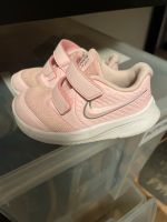 Nike Sneaker Turnschuhe 23,5 München - Maxvorstadt Vorschau