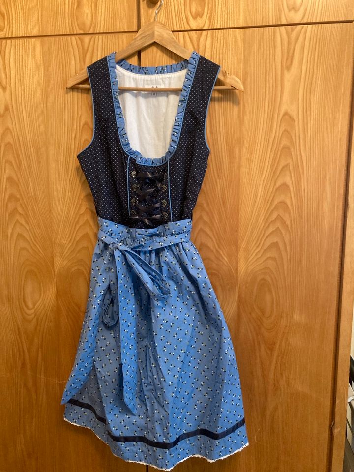 Dirndl mit Schürze und Bluse in Brühl