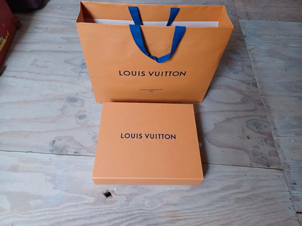 Louis Vuitton Karton 9 x 31 x 36 cm in Langenhagen