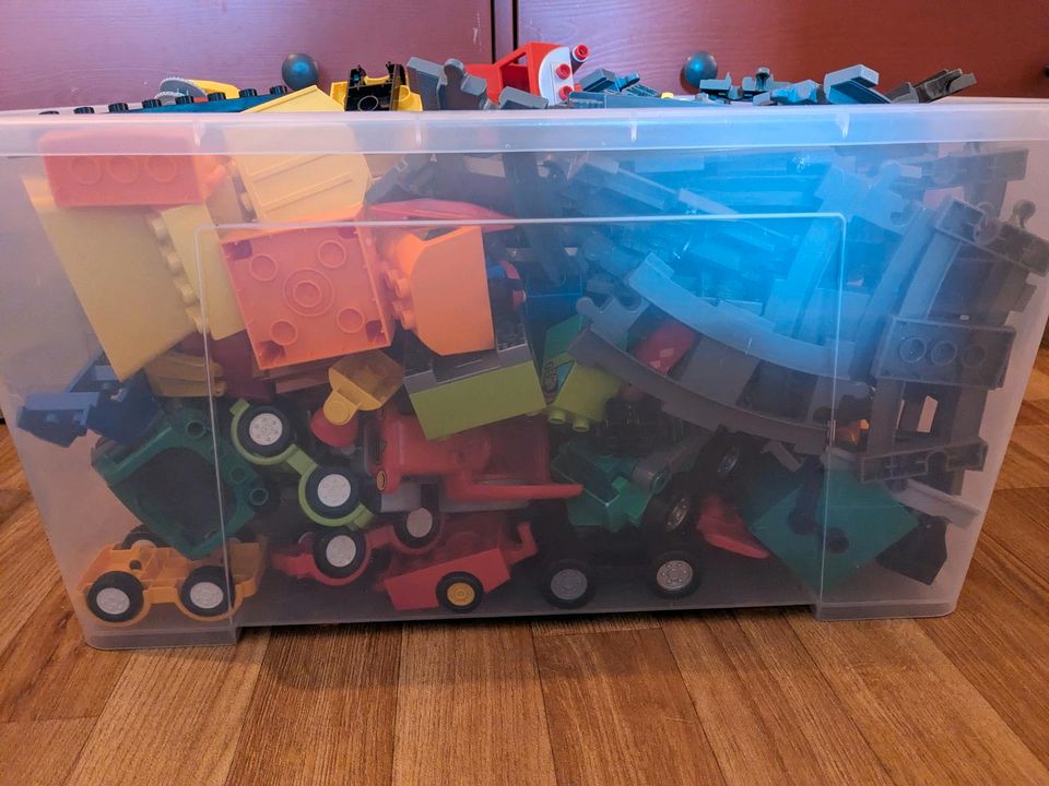 Große Lego Duplo Kiste mit Schienen, Zügen, Autos und Figuren in Berlin