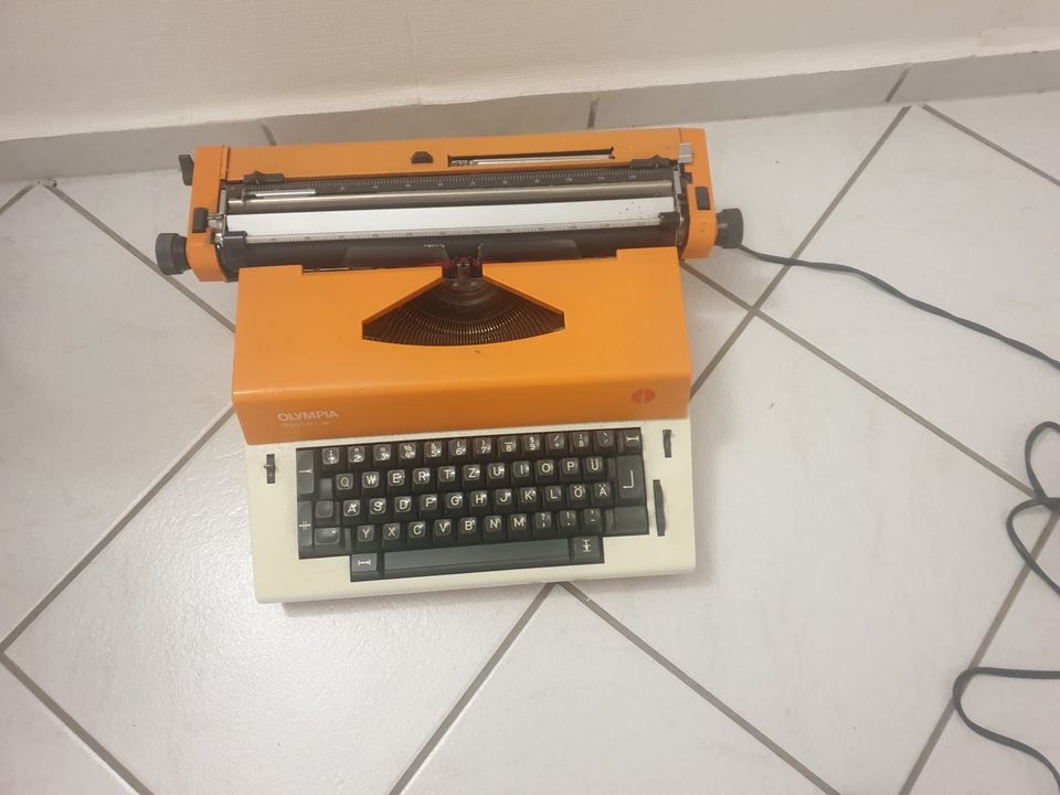 Schreibmaschine Olympia de Luxe in Markkleeberg