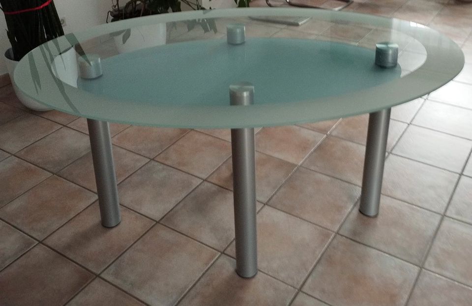 Tisch mit Stühlen in Straelen