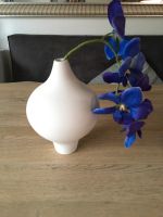 Weiße Vase mit blauer Kunstblume Wuppertal - Barmen Vorschau
